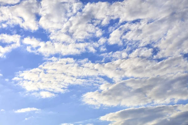 青空に白い雲フロート — ストック写真