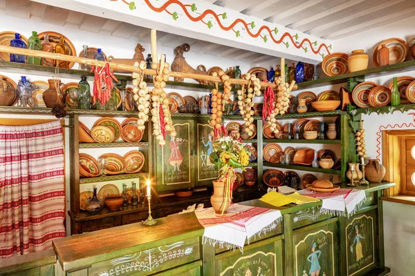 Ontwerp en interieur van een oud café, winkel, aardewerk gerechten in een oud Oekraïens landelijk huis. — Stockfoto