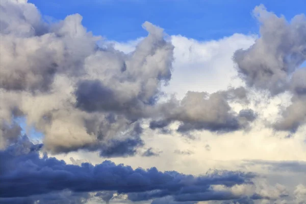 嵐雲が青空を閉じる山に集まる — ストック写真