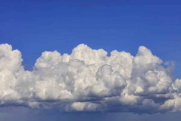 白灰色の大きな雲が青空の雨雲に凝縮し、クローズアップ. — ストック写真