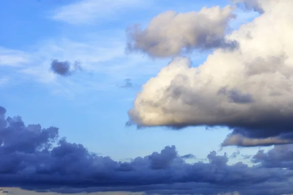 嵐雲が青空を閉じる山に集まる — ストック写真