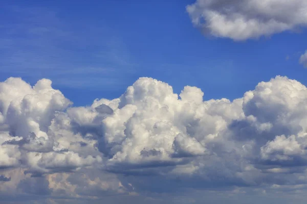 白灰色の大きな雲が次第に青空を閉じる雨雲に凝縮する. — ストック写真