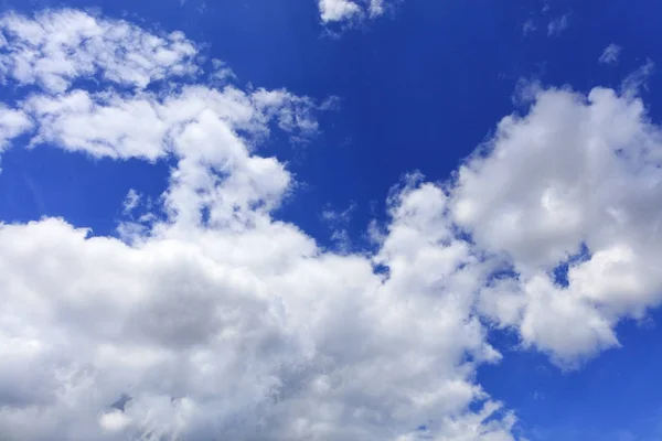 明るい飽和青空に浮かぶ白い青い雲. — ストック写真