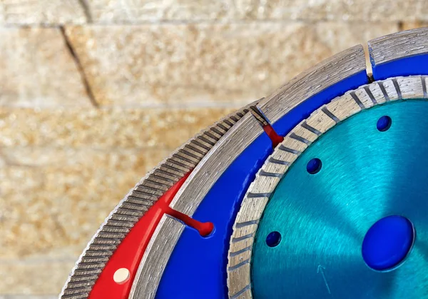 Diamond blades for granite, reinforced concrete and stone against a background of orange-gold sandstone walls. — Stock Photo, Image