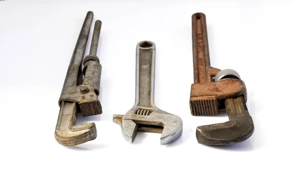 Staré nastavitelné trubní klíče na bílém pozadí — Stock fotografie