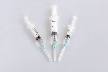 Beyaz bir yumuşak masada birkaç farklı şırıngalar harç ile doldurulur ve kullanıma hazır ve alt merkeze işaret.