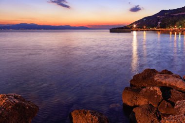 Gece Korint körfezinde güzel, parlak gün batımı Loutraki, Yunanistan.