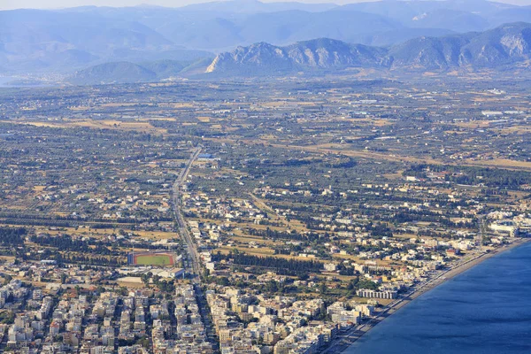 Panorama miasta Loutraki, Grecja widok z lotu ptaka. — Zdjęcie stockowe