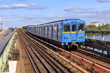 Dinyeper nehri karşısında Kiev Metro köprüsü.