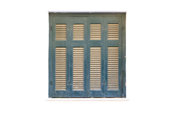 Louvres de madeira na janela da antiga fachada branca da casa . — Fotografia de Stock