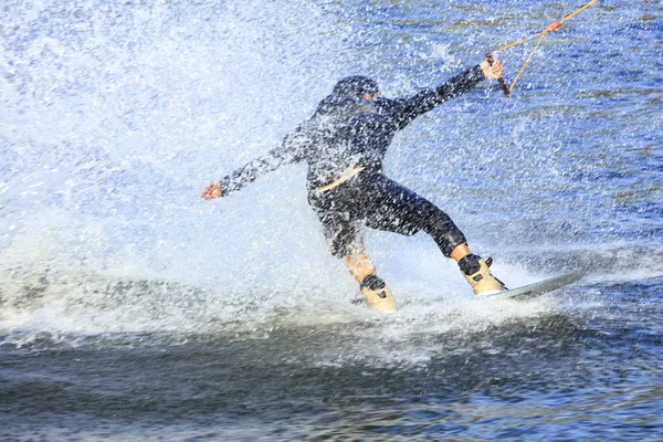 Wakeboarder se précipitant dans l'eau à grande vitesse — Photo