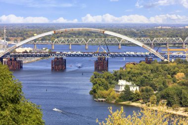 Kiev'de Dnipro karşısında Podolsky köprü inşaatı, bir yükseklikten alınan görüntü.