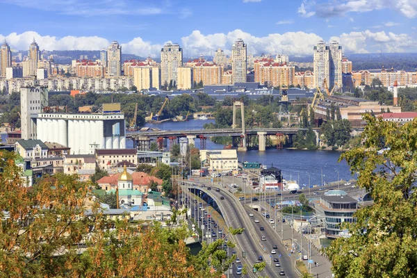 The landscape of the autumn city of Kyiv with a view of the Dnipro River, many bridges, the old Podilsky district and new houses on Obolon. — Stock Photo, Image