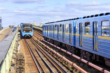 İki metro trenleri Dnipro Nehri karşısında Kiev metro köprüsü boyunca birbirlerine doğru gitmek.
