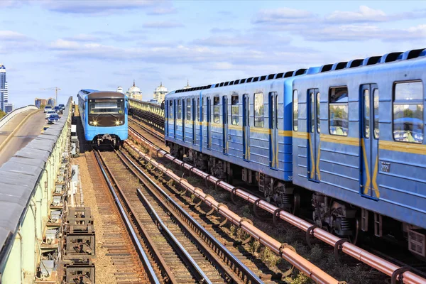 Два поезда метро идут навстречу друг другу вдоль моста метро в Киеве через Днепр . — стоковое фото