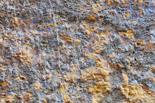 Текстура стіни покрита сіро-блакитною ліпниною, переплетеною з золотими фрагментами . — стокове фото