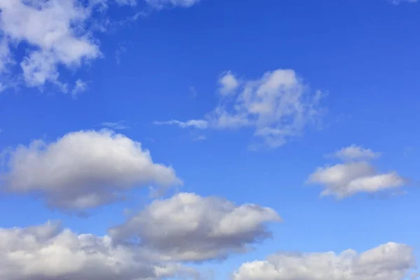 明るい青空に白い緑豊かで陽気な雲が浮かぶ. — ストック写真