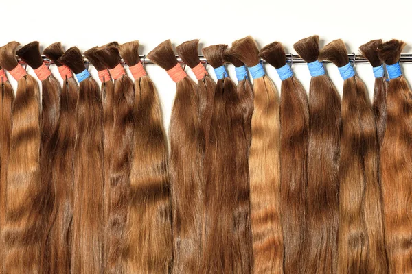 Naturlig farge, sjokoladefarge, brune, blanke bunter med sunne hårforlengelser . – stockfoto