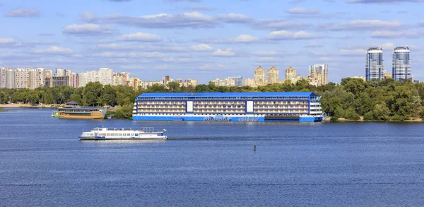 Landscape: pleasure ships go along the Dnipro River against the background of residential areas of Kyiv on the banks in bright sunlight. — Stock Photo, Image