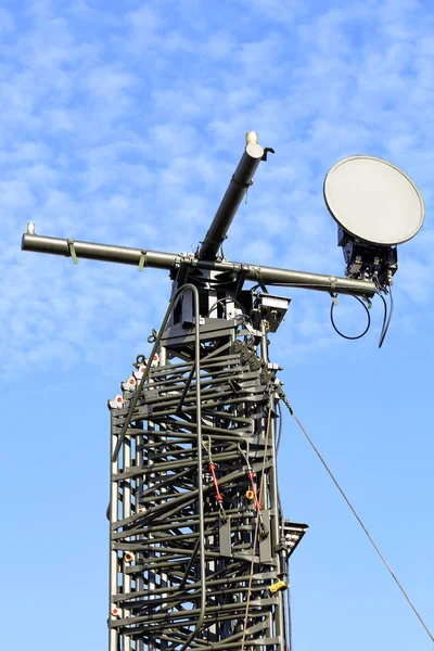 戦時中の敵の信号の無線傍受の実装のための後退可能なフィールドテレビアンテナ. — ストック写真