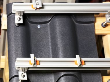 Güneş panelleri için modern bağlayıcılar ve çatı rayları.