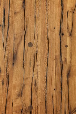 Koruyucu tedaviden sonra çok eski bir kahverengi ahşabın dokusu ve arka planı, sosyal ağlar için dikey tasarım.