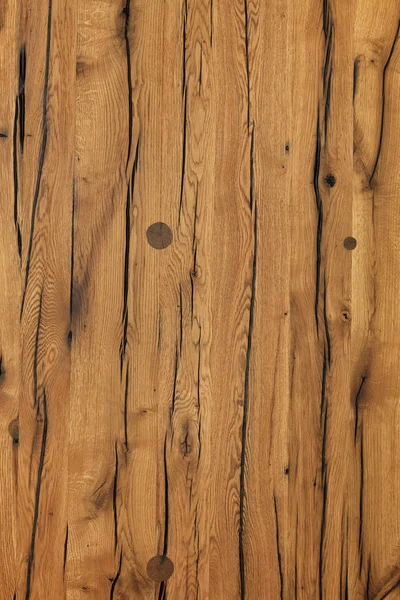 Textura e fundo de uma madeira marrom rachada muito antiga após o tratamento protetor, design vertical para redes sociais . — Fotografia de Stock