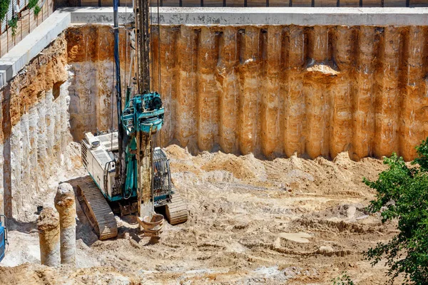 Una Gran Excavadora Instala Columnas Hormigón Plataforma Perforación Para Fortalecer —  Fotos de Stock