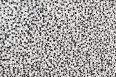 Mozaik zeminin dokusu beton bir yüzey üzerinde doğal granit ve mermer karoların siyah, beyaz ve gri lekeleri..