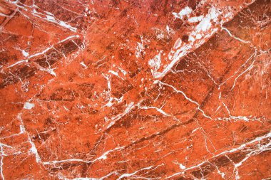 Beyaz damarlı kırmızı granit taşın arka planında inanılmaz ateşli bir manzara. Doğal kırmızı granit yüzeyi, cilalanmış kristal ve doku, mineral taşı yakın çekim, makro..