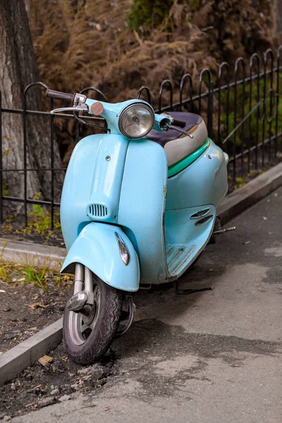 Lichtblauwe Retro Scooter Geparkeerd Oude Straat Van Stad Vintage Stijl — Stockfoto
