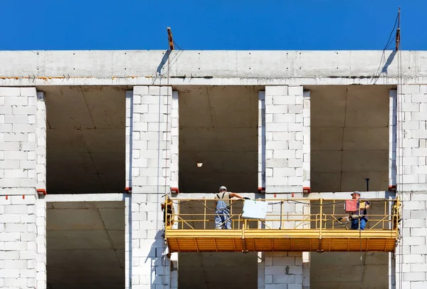 Culla Costruzione Con Lavoratori Sulla Parete Una Casa Costruzione Piattaforma — Foto Stock