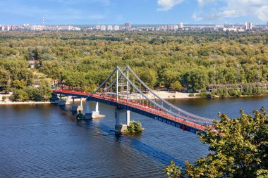 Öğlen Kyiv 'deki Trukhaniv adasına giden Dnipro nehri üzerindeki yaya köprüsü, hava manzaralı, Ukrayna.