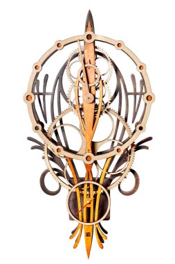 Güzel, el yapımı ahşap duvar saati oyulmuş elementler şeklinde ahşap dişlilerden yapılmış, beyaz bir arka planda izole edilmiş..