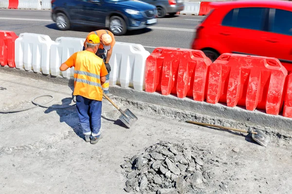 Trabalhadores Estrada Reparam Uma Antiga Seção Estrada Com Martelo Pneumático — Fotografia de Stock
