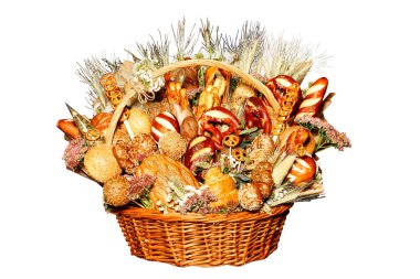 Taze hamur işleri ve ekmek hasır bir sepette buket şeklinde güzelce düzenlenir. Beyaz arkaplanda izole.