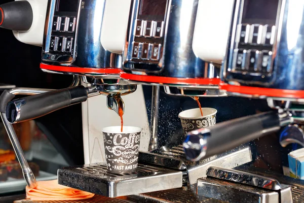 在制备香味咖啡的过程中 咖啡机将咖啡倒入纸杯 — 图库照片