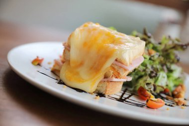 Peynirli sandviç salata ahşap arka plan üzerinde