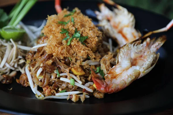 Garnelen Pad Thailändische Nudeln Mit Garnelen Obendrauf Thailändisches Essen — Stockfoto