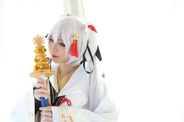 白いトーン ルームで日本アニメ コスプレ 白い日本巫女 — ストック写真