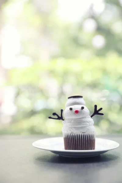 Schneemann Cupcake Auf Grünem Hintergrund — Stockfoto