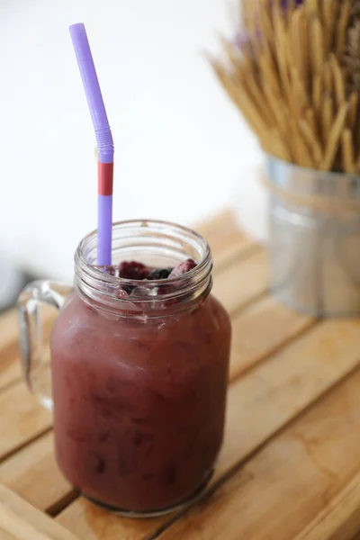 Mezcla Jugo Bayas Sobre Fondo Madera — Foto de Stock