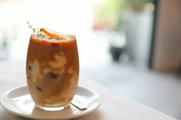 Café Gelado Latte Com Mistura Laranja Close — Fotografia de Stock