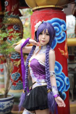 Mor Çin ile Asyalı genç kadın portresi cosplay Tapınağı ile elbise