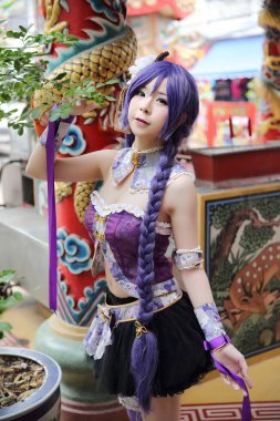 Mor Çin ile Asyalı genç kadın portresi cosplay Tapınağı ile elbise
