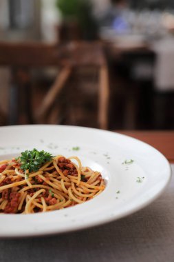 Ahşap masa, İtalyan yemek sığır eti tometo soslu spagetti Bolonez