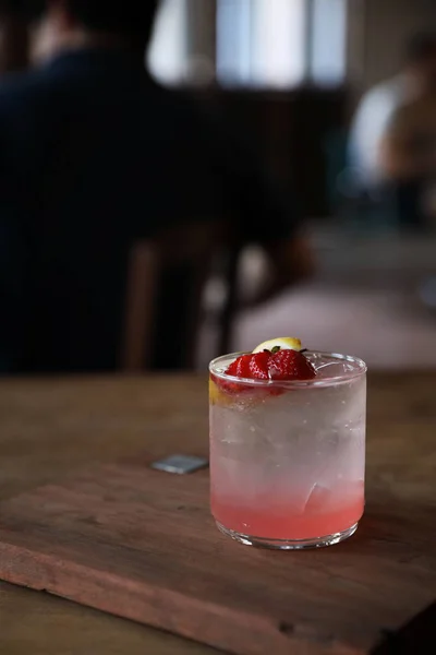 Succo Fragola Con Soda Fondo Legno — Foto Stock