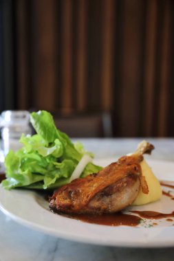 confit de uydurma, sebze ile ördek confit