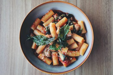 Ahşap zemin, İtalyan yemekleri üzerine domates soslu sosisli makarna