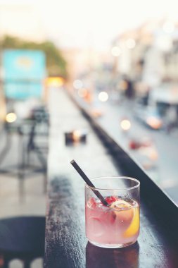 Açık kentsel zemin üzerine çilekli soda